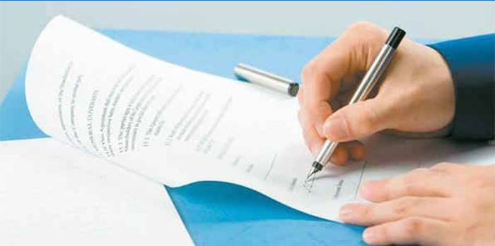 L'homme signe un contrat