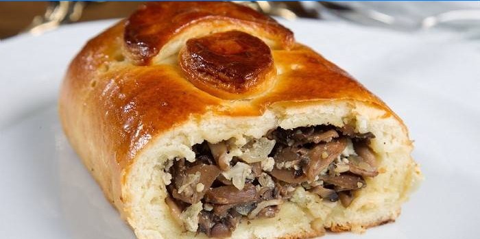 De pâte à levure avec viande et champignons