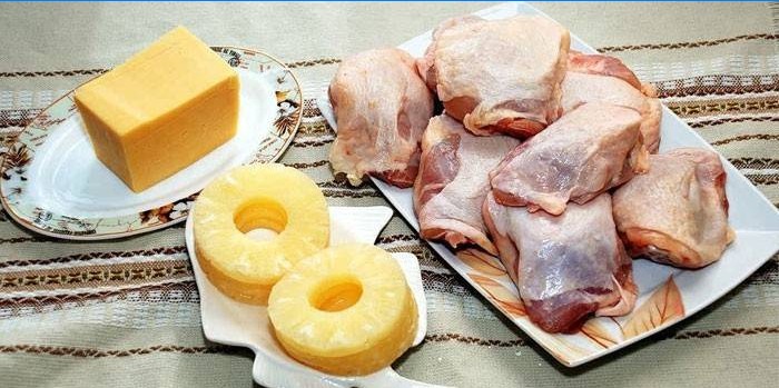 Cuisses de poulet, tranches d'ananas et fromage