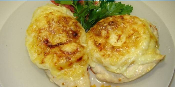 Côtelettes de viande de poulet finies avec ananas et fromage