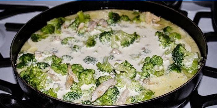 Poitrine de poulet en tranches avec du brocoli à la crème dans une poêle