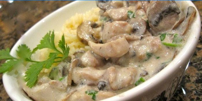 Champignons avec des tranches de poulet à la crème