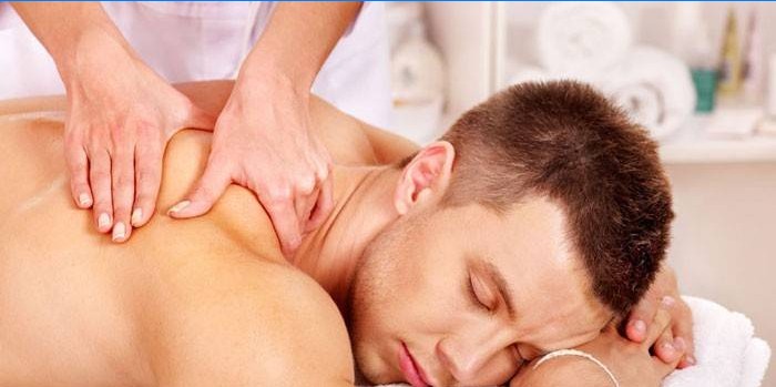 Un homme faisant un massage du dos