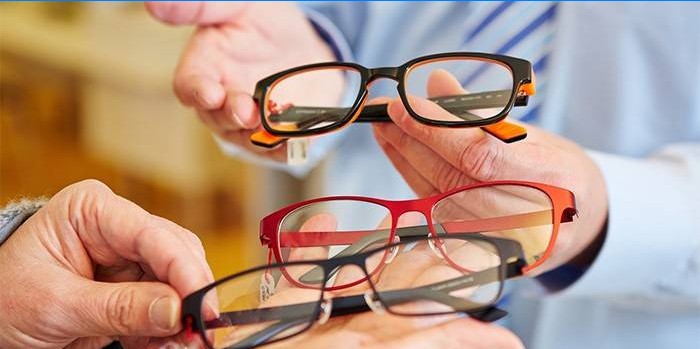 L'homme choisit des lunettes