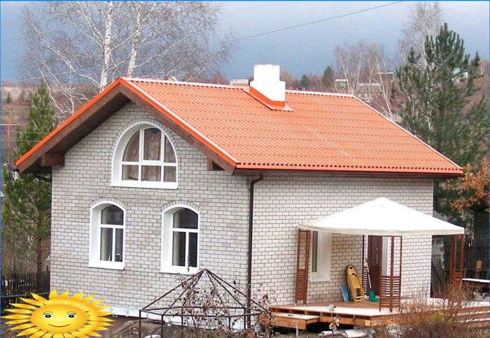Maison sous un toit coloré