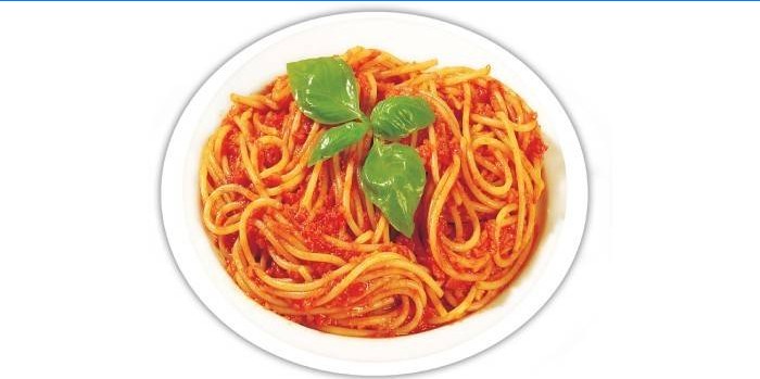 Spaghetti à la pâte de tomate et au ragoût