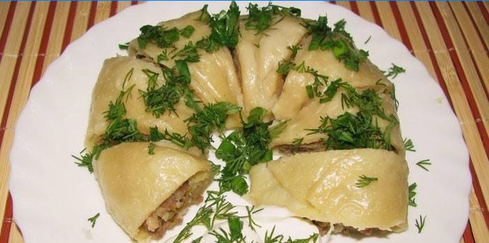 Manti paresseux avec des verts sur une plaque