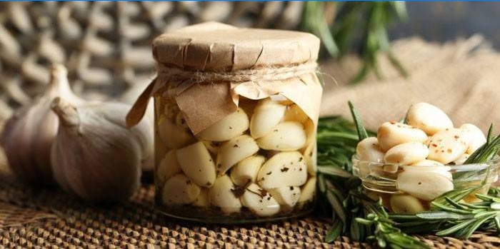 Pot d'ail mariné pour l'hiver