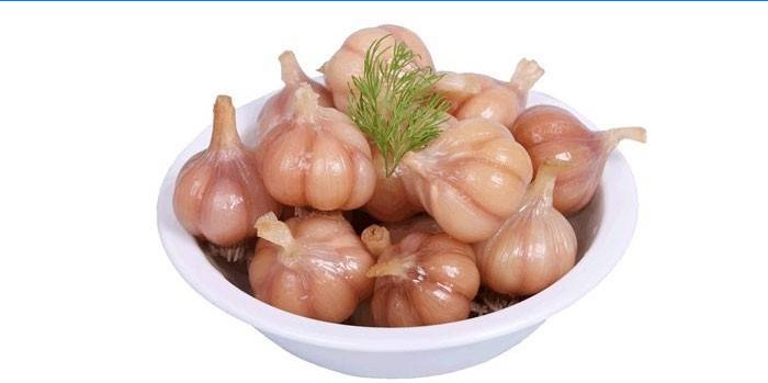 Têtes d'ail trempé dans une assiette