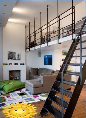 Mezzanine dans une pièce à haut plafond