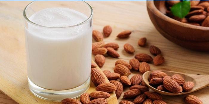 Lait dans un verre et amandes décortiquées