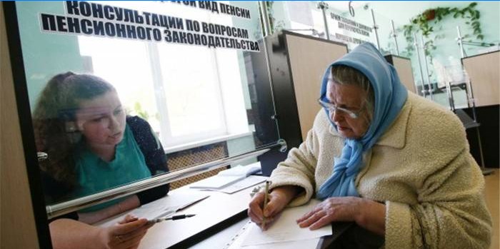Femme d'âge de la retraite signe des documents