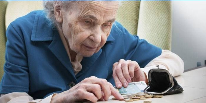 Vieille femme avec un portefeuille