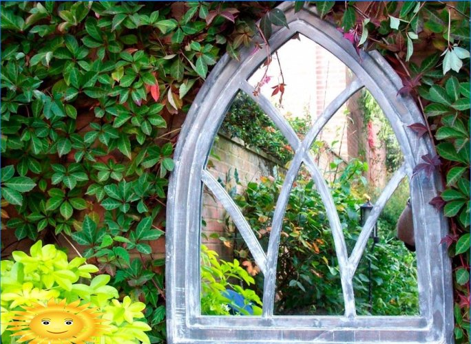 Miroir dans le jardin comme détail inhabituel de l'aménagement paysager