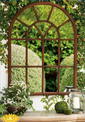 Miroir dans le jardin comme détail inhabituel de l'aménagement paysager