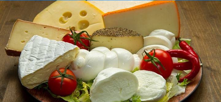 Différentes variétés de fromage et de légumes sur une assiette