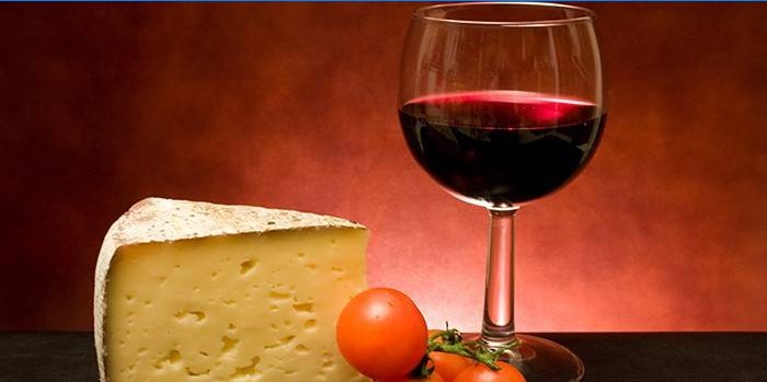 Fromage et un verre de vin rouge