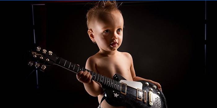 Enfant avec une guitare électrique