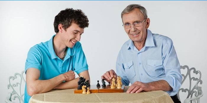 Homme et homme jouent aux échecs