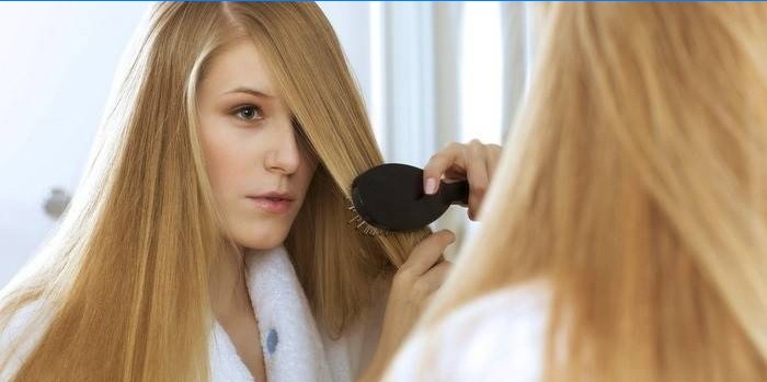 Girl, peigner, cheveux, devant, miroir