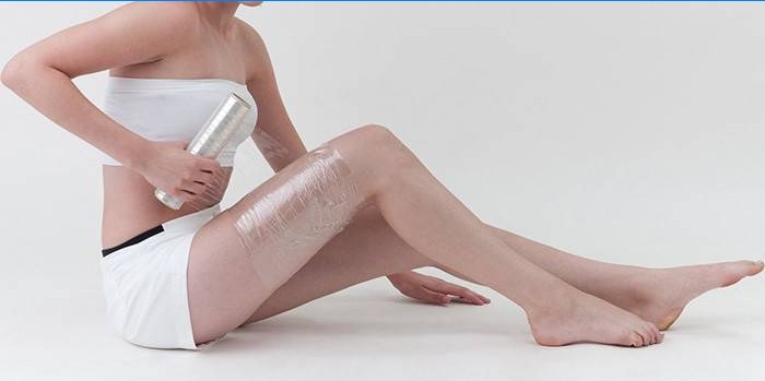 Fille faisant enveloppement de jambe