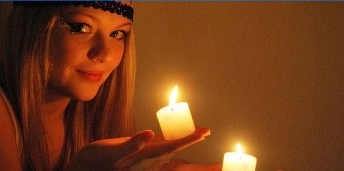 Fille avec des bougies dans les mains