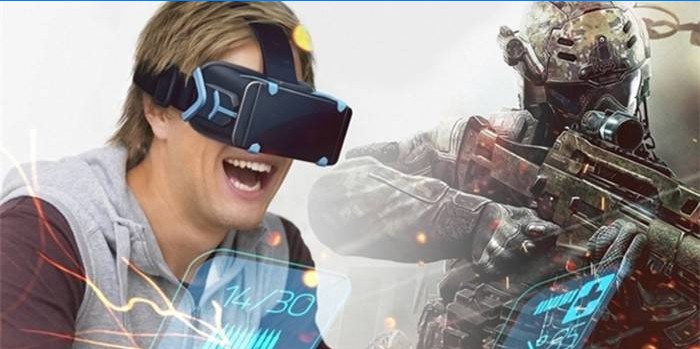 Un gars avec des lunettes de réalité virtuelle joue à un jeu d'ordinateur.