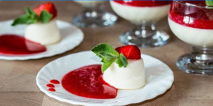 Options de service de panacotta avec sirop de fraise