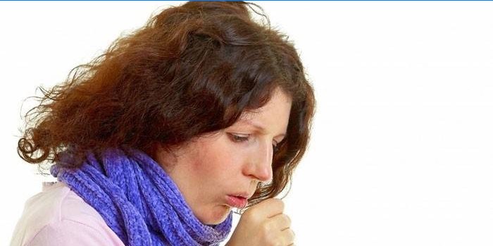Une femme tousse
