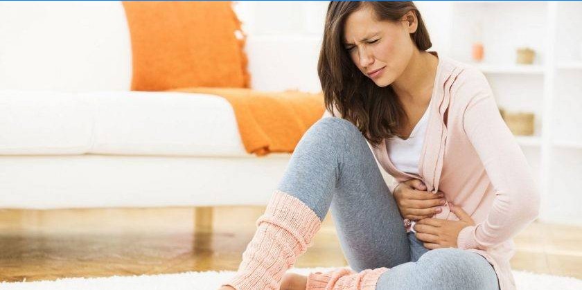 La femme a des douleurs abdominales basses