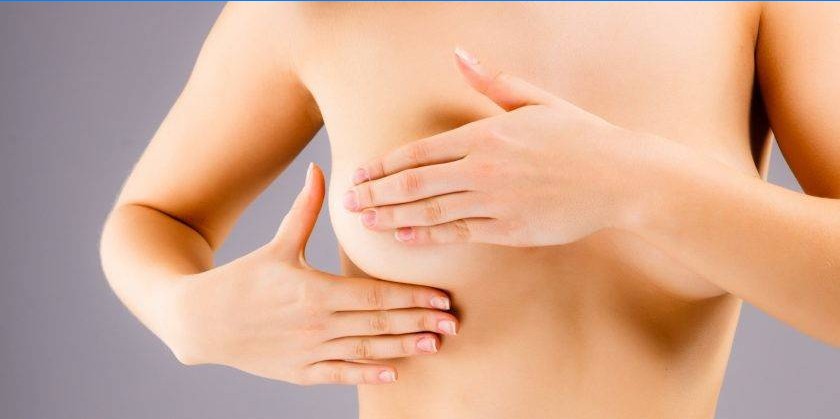 Fille sent les seins