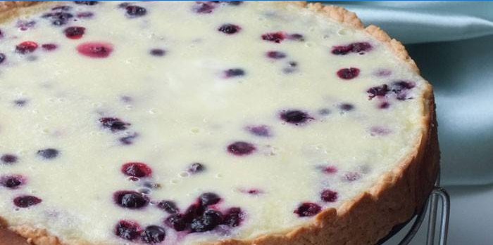 Gâteau prêt à base de pâte brisée avec de la crème sure et une garniture aux bleuets