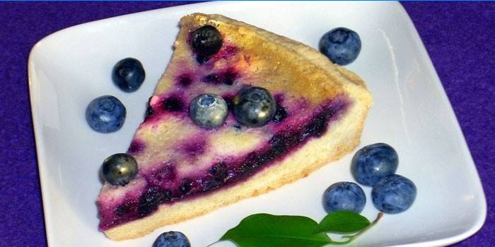 Un morceau de tarte aux myrtilles selon la recette finlandaise