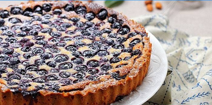 Tarte aux bleuets sur un plat