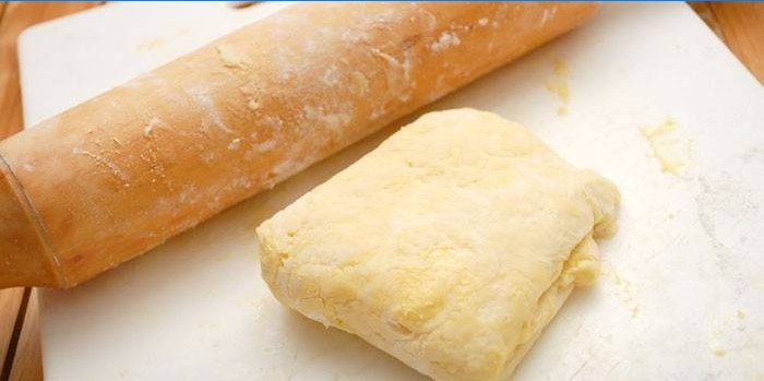 Pâte feuilletée sur la table et rouleau à pâtisserie