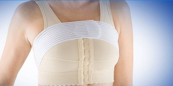 Fille en sous-vêtements de compression après mammoplastie