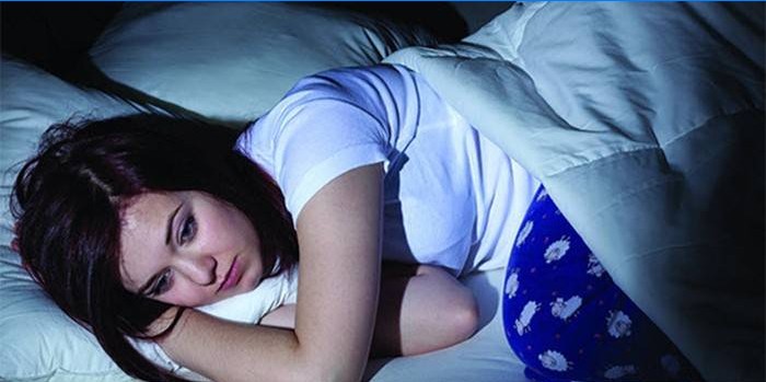La fille a de l'insomnie
