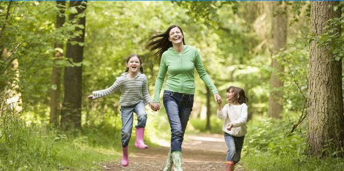 Femme avec enfants pour une promenade dans la forêt