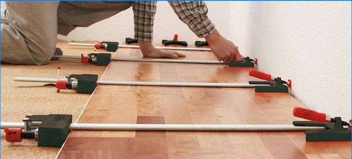 Pose de planches de parquet: technologie, conseils professionnels