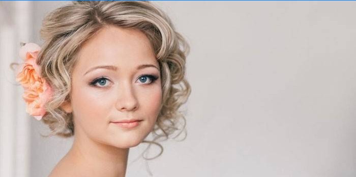 Fille aux cheveux courts