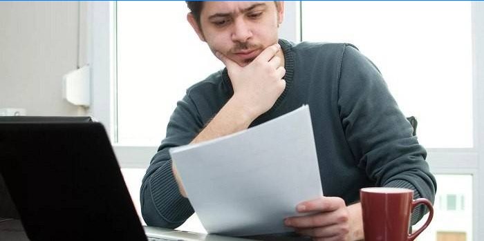 Un homme étudie des documents