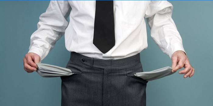 L'homme s'est avéré des poches de pantalon vides.