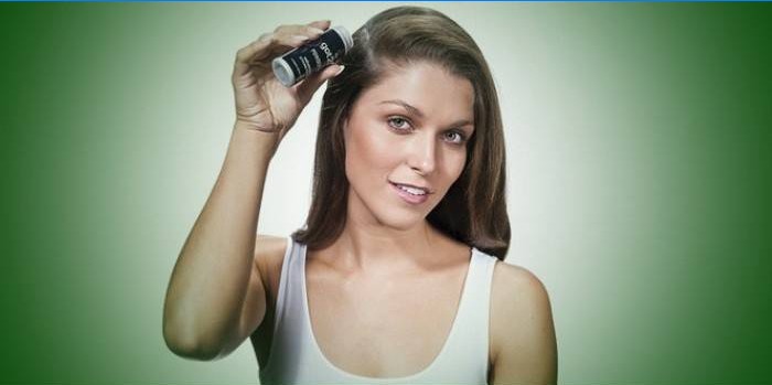 Fille met de la poudre sur ses cheveux
