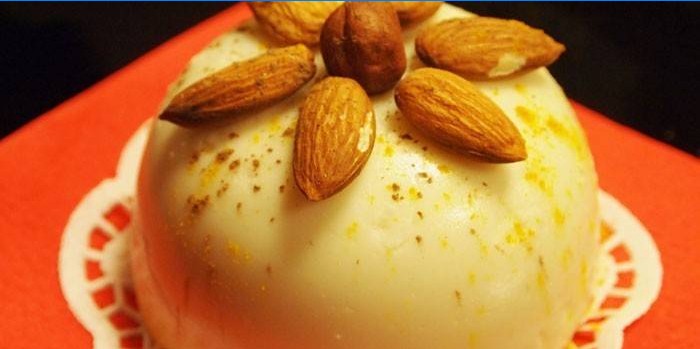 Pudding de riz aux amandes sur une plaque