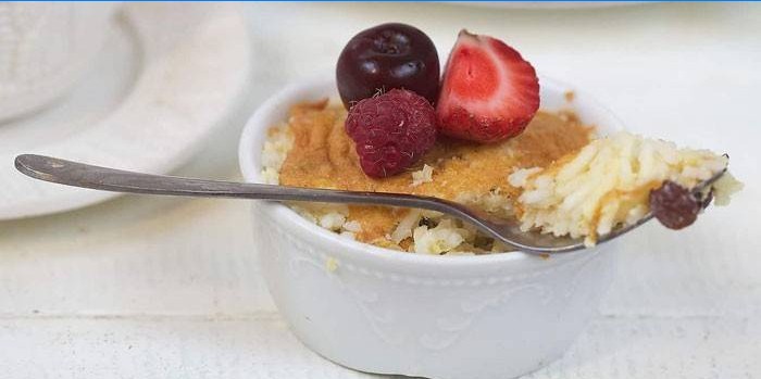 Dessert de riz avec des baies en forme