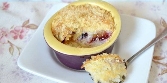 Pudding prêt à l'emploi avec du riz et des fruits dans un moule