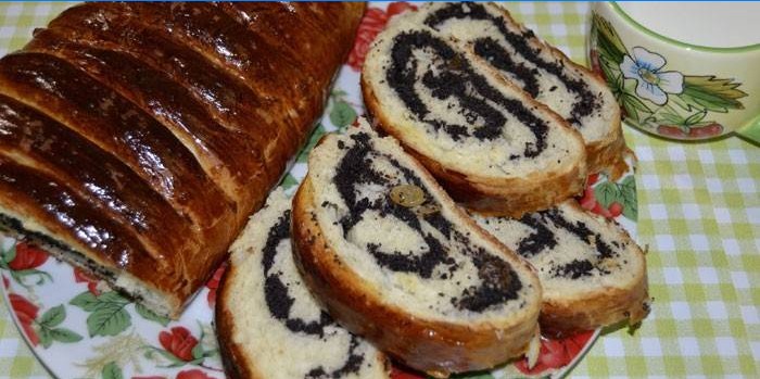 Rouleau de pâtisserie aux graines de pavot et raisins secs