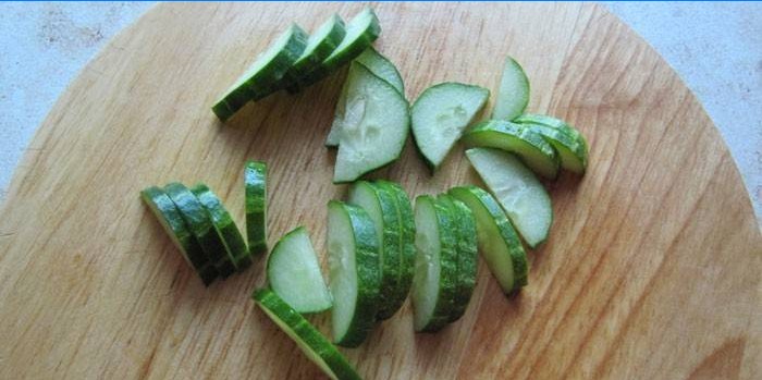 Concombre frais coupé en deux