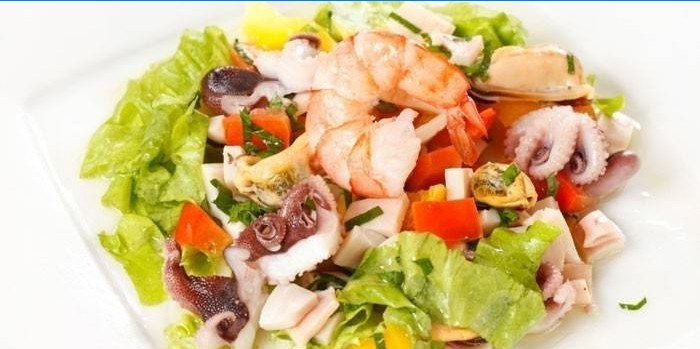 Salade de cocktails de mer sur une assiette