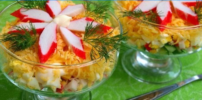 Deux bols avec salade cocktail de bâtonnets de crabe